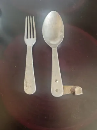 Cuchara y tenedor antiguos de metal