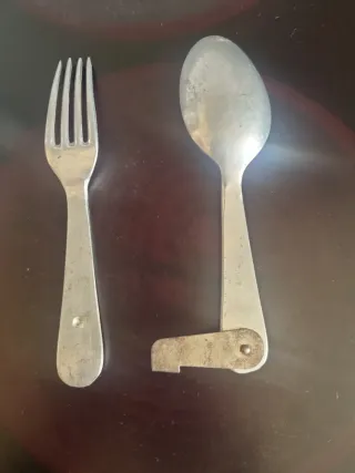 Cuchara y tenedor antiguos de metal