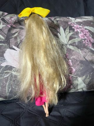 Muñeca Disney con lazo amarillo