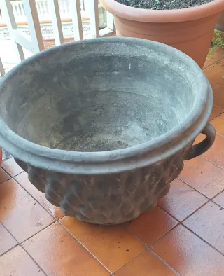 Macetero antiguo de terracota y piedra