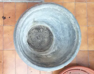 Macetero antiguo de terracota y piedra