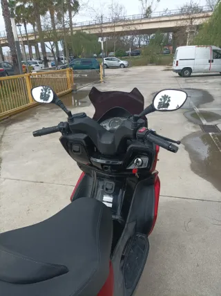 Kymco K-XCT Maxi Scooter Roja/Negra