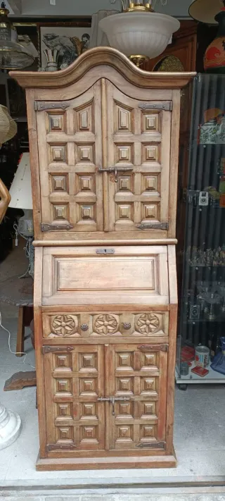 Escritorio antiguo de madera tallada