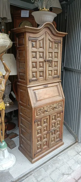 Escritorio antiguo de madera tallada