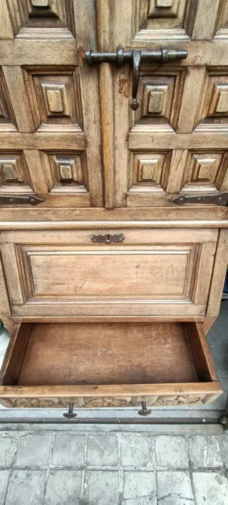 Escritorio antiguo de madera tallada