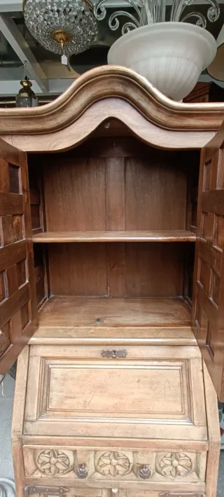 Escritorio antiguo de madera tallada