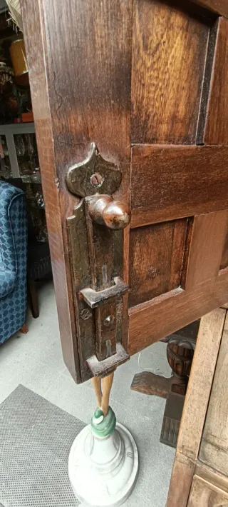 Escritorio antiguo de madera tallada