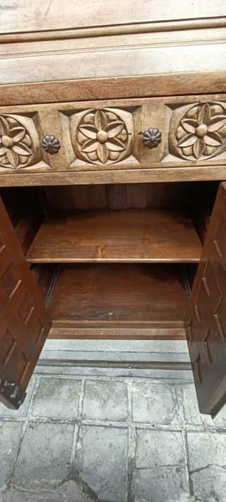 Escritorio antiguo de madera tallada