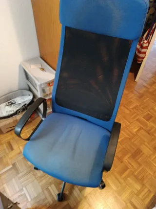 Silla de oficina azul y negra