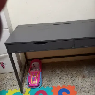 Escritorio gris con cajones