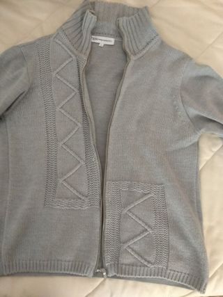 Chaqueta gris con cremallera
