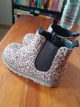 Botas niña leopardo beige/marrón Talla 27.