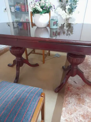 Mesa de comedor ovalada de madera