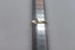 Conjunto de joyas doradas con piedras blancas