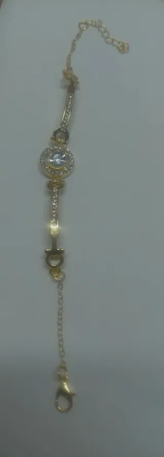 Conjunto de joyas doradas con piedras blancas