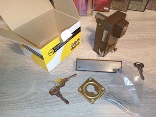 Cerradura Yale nueva en caja