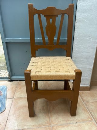 Sillas antiguas de madera y yute