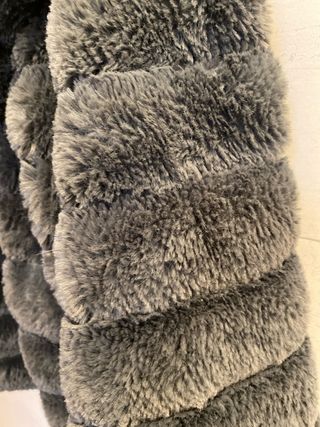 Cazadora corta de pelo sintético niña gris