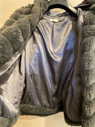 Cazadora corta de pelo sintético niña gris