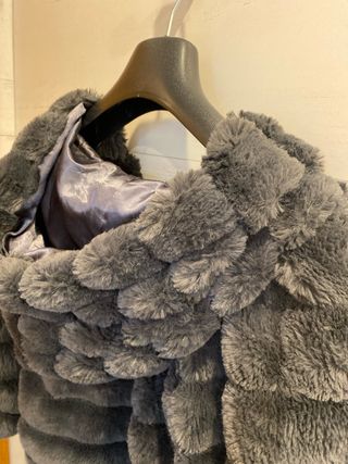 Cazadora corta de pelo sintético niña gris