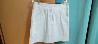 Falda blanca con bolsillos