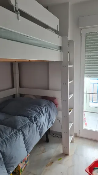 Litera alta de madera blanca