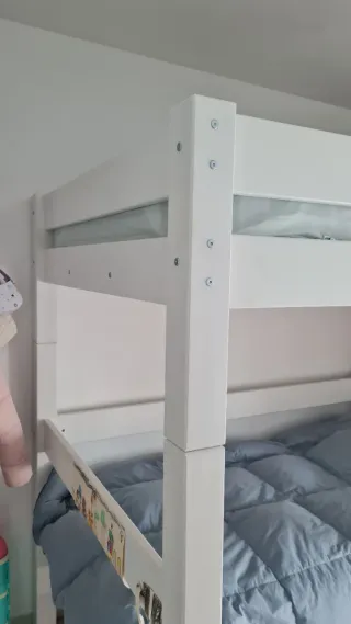 Litera alta de madera blanca