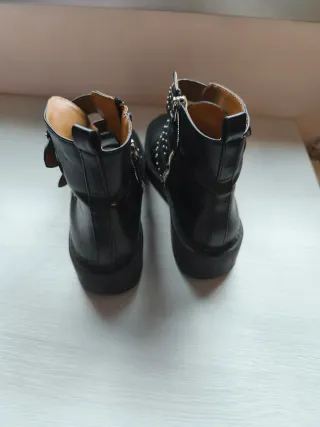 Botines negros con tachuelas y hebillas