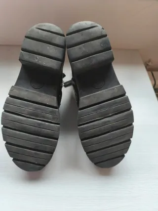 Botines negros con tachuelas y hebillas