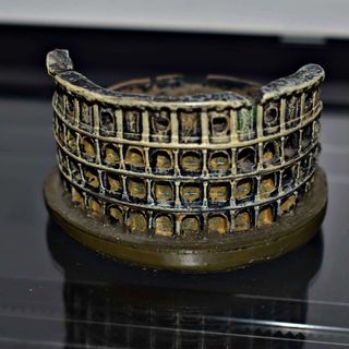 figura del coliseo de Roma, traído de Italia