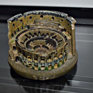 figura del coliseo de Roma, traído de Italia