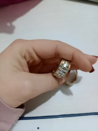 Orecchini a cerchio dorati con cristalli