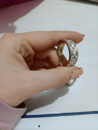 Orecchini a cerchio dorati con cristalli