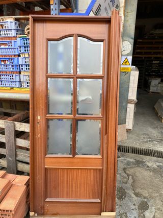 Puerta de madera con cristal