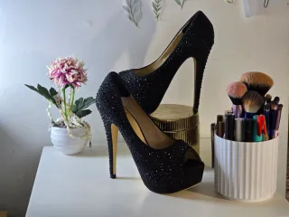 Zapatos de tacón alto negros con pedrería