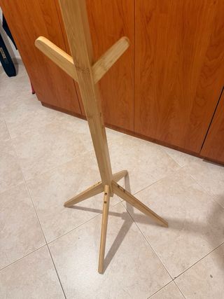Perchero de pie de bambú