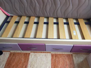 Cama y mesita de noche morada