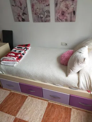 Cama y mesita de noche morada