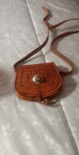 Bolso de cuero marrón con adorno