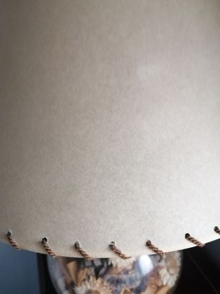 Lámpara de cristal, madera y flores.