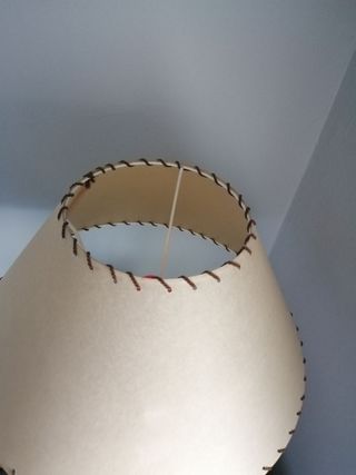 Lámpara de cristal, madera y flores.