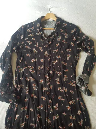 Vestido negro con estampado floral