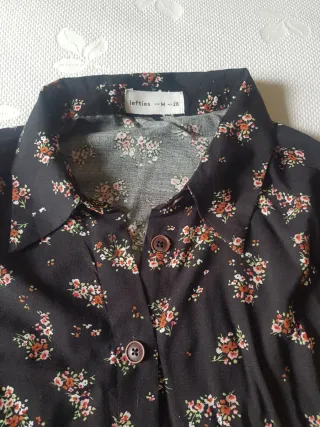 Vestido negro con estampado floral
