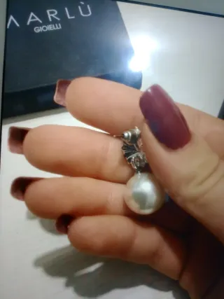 Orecchini perla con dettaglio argento