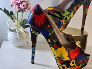 Zapatos de tacón alto con estampado floral