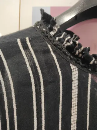 Vestido Zara negro y blanco con volantes.