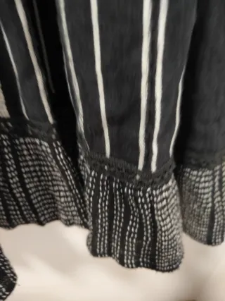 Vestido Zara negro y blanco con volantes.