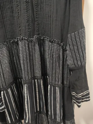 Vestido Zara negro y blanco con volantes.