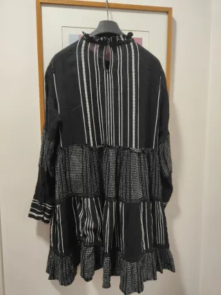 Vestido Zara negro y blanco con volantes.