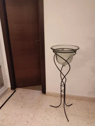 Jarrón cristal con soporte metal